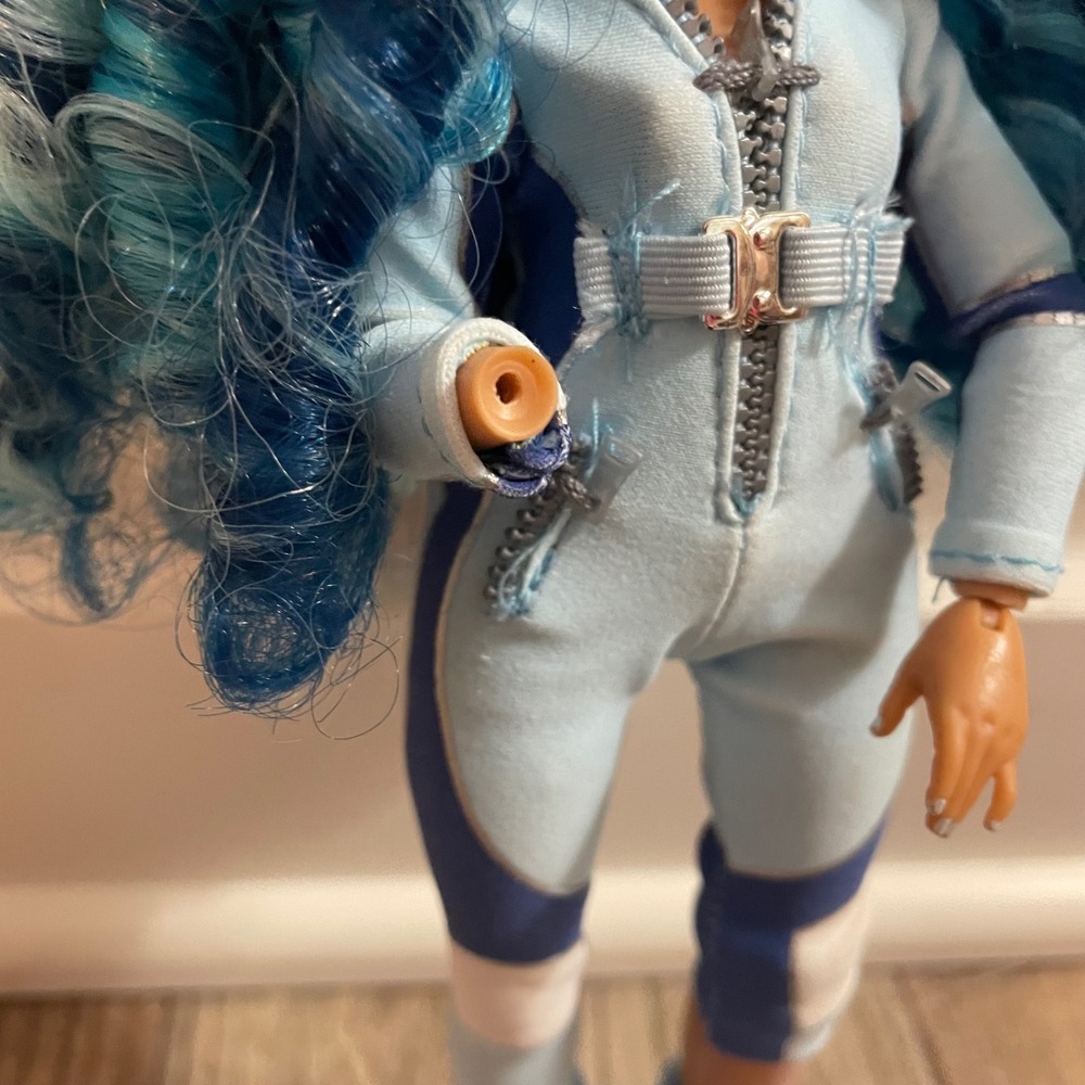 Rainbow High Winter Break Skyler Bradshaw Doll Blue Snowboard *Missing‎ Hand* - Picture 3 of 6